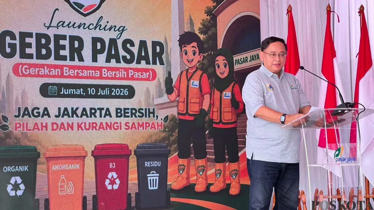 Direktur Utama Perumda Pasar Jaya Agus Himawan saat memberikan sambutan peluncuran Gerakan Bersama Bersih Pasar (GEBER) di Pasar Induk Kramat Jati, Jakarta Timur, Jumat, 10 Juli 2026. (Sumber: Poskota/M. Tegar Jihad)