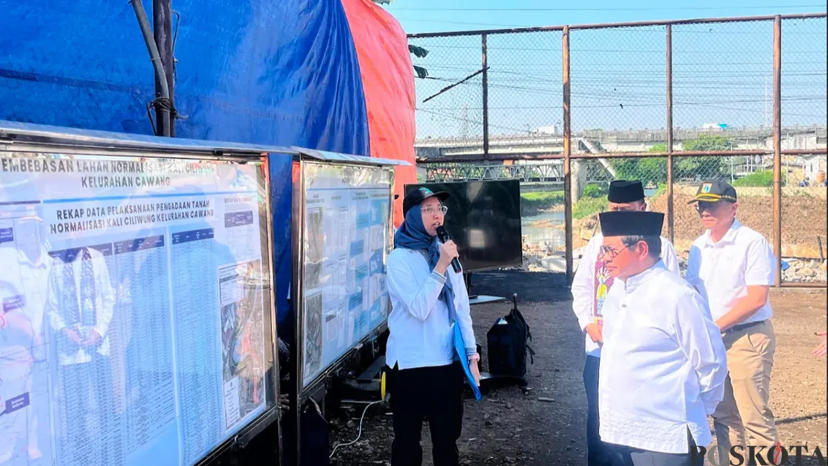 Kepala Dinas SDA DKI Jakarta Ika Agustiningrum saat menjelaskan progres pembebasan laham Sungai Ciliwung di Kelurahan Cawang, Jakarta Timur, Jumat, 10 Juli 2026. (Sumber: Poskota/M. Tegar Jihad)