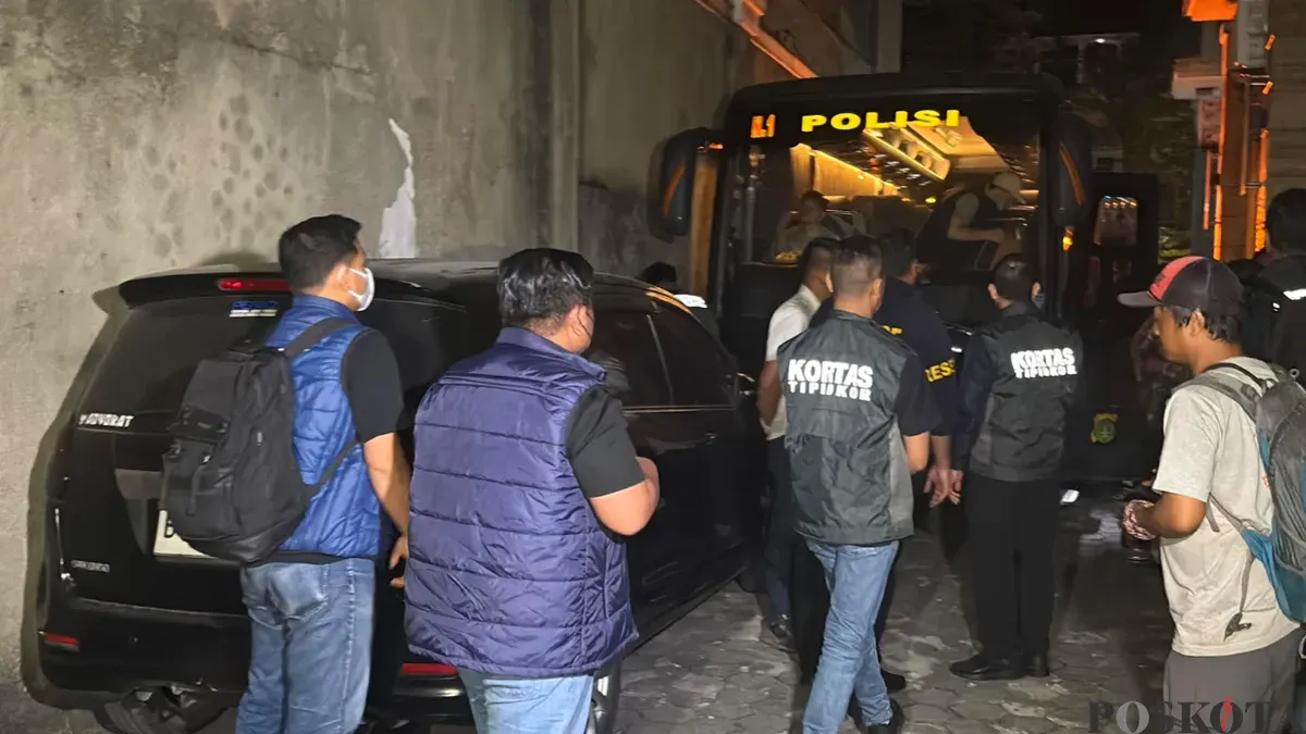 Kortastipidkor Polri bersama Direktorat Reserse Kriminal Khusus (Ditreskrimsus) Polda Metro Jaya kembali melanjutkan penyidikan tiga perkara dugaan korupsi dan TPPU pada Jumat, 10 Juli 2026. (Sumber: Poskota/Ali Mansur)