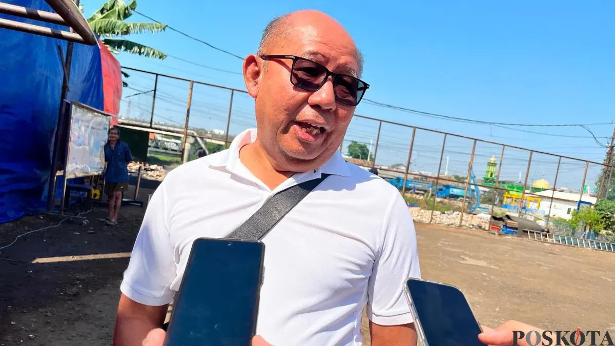 Anggota Komisi D DPRD Jakarta, Pantas Nainggolan mempertikan keterangan tentang pembebasan lahan di Taman Harapan, Cawang, Jakarta Timur, Jumat, 10 Juli 2026. (Sumber: Poskota/M. Tegar Jihad)