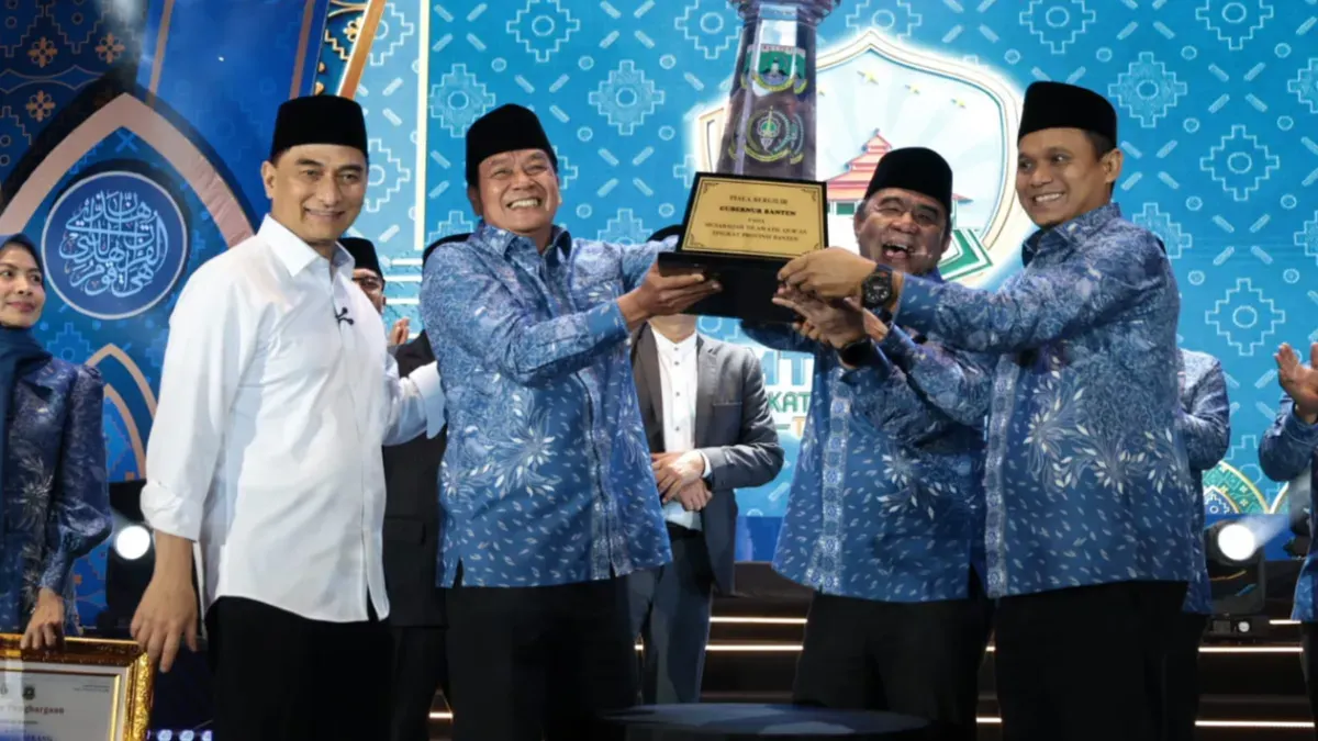 Secara seremonial Wakil Gubernur Banten, Dimyati Natakusuma memberikan piala juara umum kepada Bupati Tangerang, Moch. Maesyal Rasyid, Kamis, 9 Juli 2026. (Sumber: Istimewa)