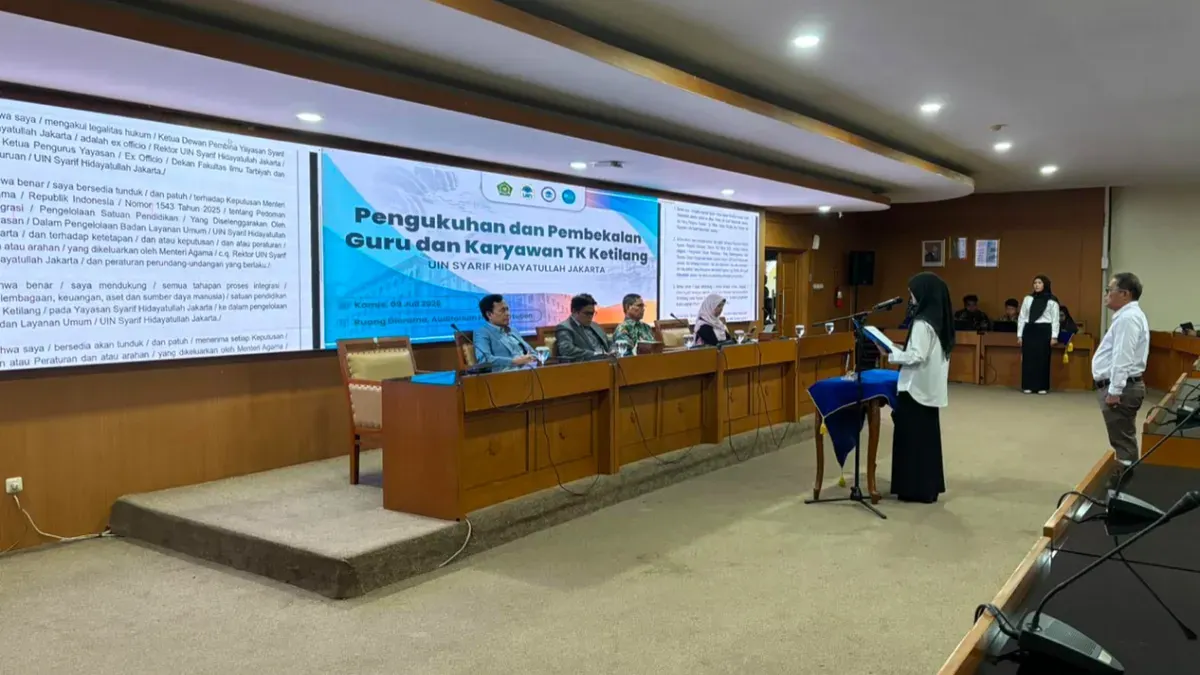 Kegiatan pengukuhan guru dan tenaga kependidikan TK Ketilang serta penandatanganan pakta integritas. (Sumber: UIN Syarif Hidayatullah Jakarta)