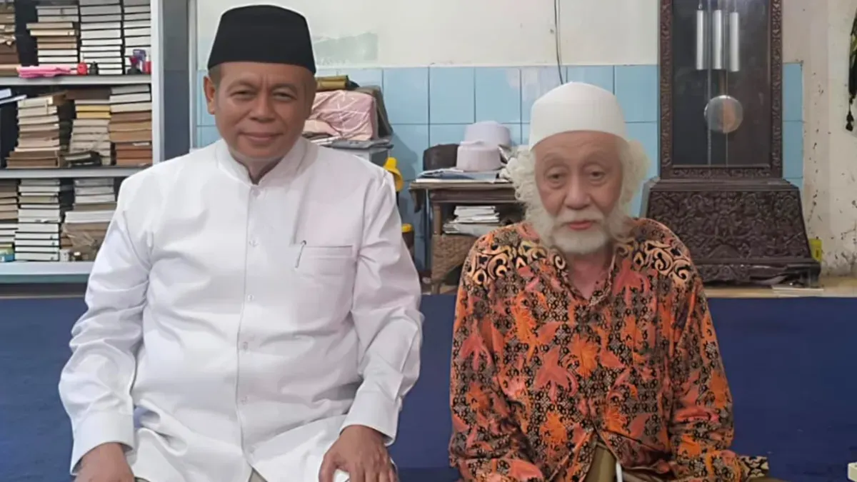 Potret KH Marsudi Syuhud (kiri) saat melakukan silaturahmi kepada ulama Banten, Abuya Muhtadi Dimyathi (kanan). (Sumber: Istimewa)