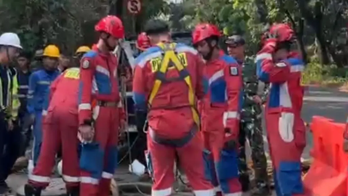 Damkar Jakarta Timur saat melakukan evakuasi tiga pekerja subkontraktor di saluran gorong-gorong depan Pintu III Taman Mini Indonesia Indah (TMII). (Sumber: Damkar Jaktim)