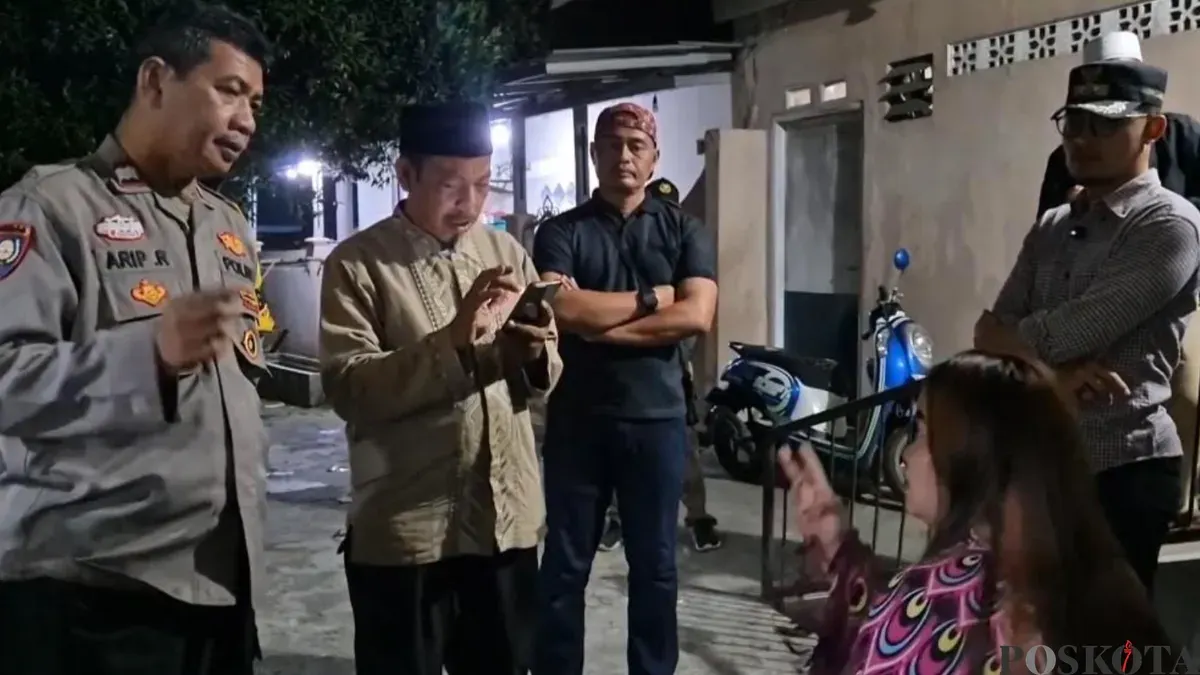 Lurah Cilangkap Galih didampingi Anggota Bhabinkamtibmas Cilangkap, Aiptu Arif bersama lingkungan RT RE dan warga saat mengintrogasi seorang wanita penghibur saat kontrakan dijadikan tempat prostitusi online. (Sumber: Poskota/Angga)