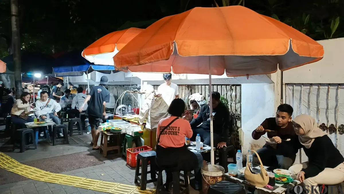 Suasana kuliner gultik di kawasan Blok M, Jakarta Selatan. (Sumber: Poskota/Ali Mansur)