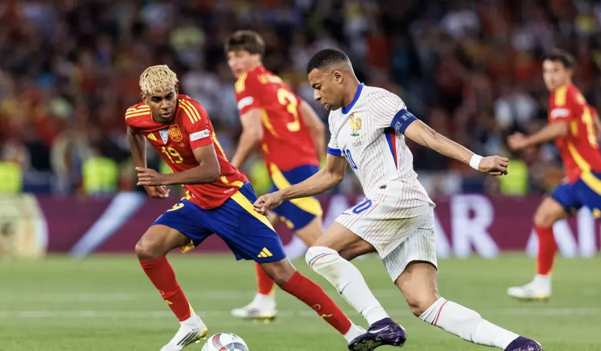 Mbappe dan Lamal saat duel. Pertandingan ini menjadi pertemuan kedua kedua negara sepanjang sejarah ajang Piala Dunia. (Sumber: FIFA)