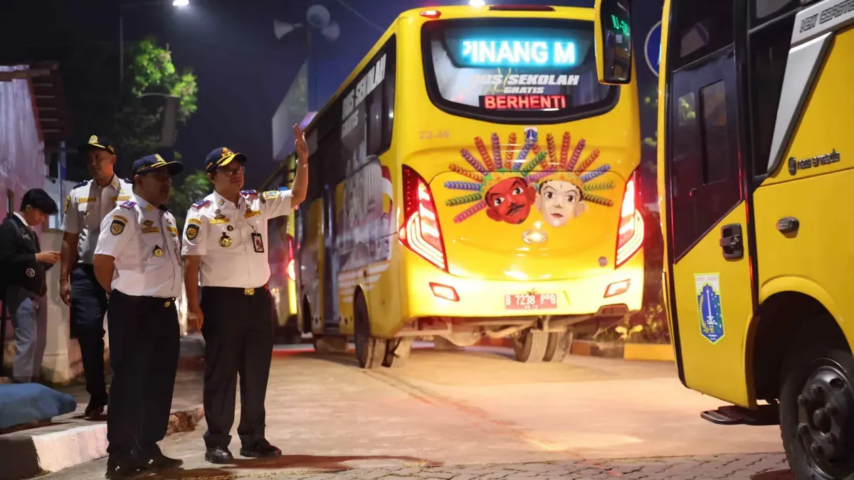 Potret unit Bus Sekolah yang melayani 50 rute di seluruh wilayah DKI Jakarta pada hari pertama Tahun Ajaran Baru 2026/2027. (Sumber: Dishub)