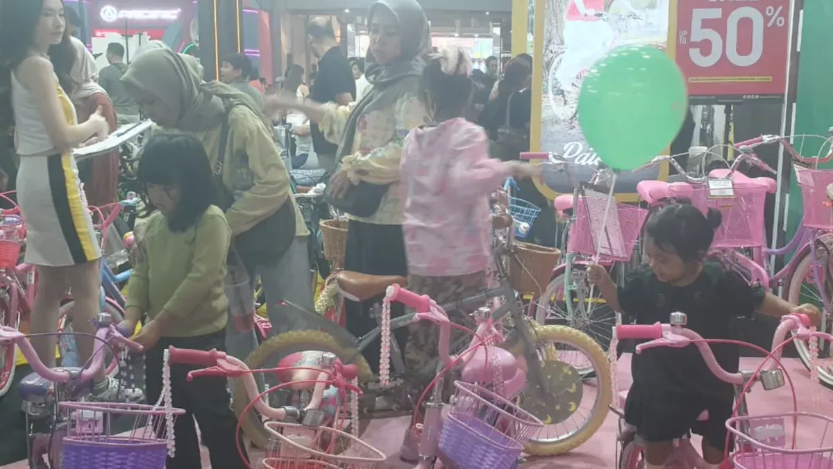 Potret pengunjung melihat stand sepeda di Jakarta Fair Kemayoran 2026. (Sumber: Istimewa)