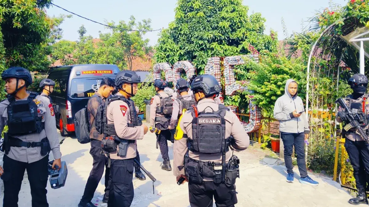 Tim Gegana menyisir lokasi teror bom di SDN Srengseng Sawah 15, Jagakarsa, Jakarta Selatan, Senin, 13 Juli 2026. (Sumber: Polda Metro Jaya)