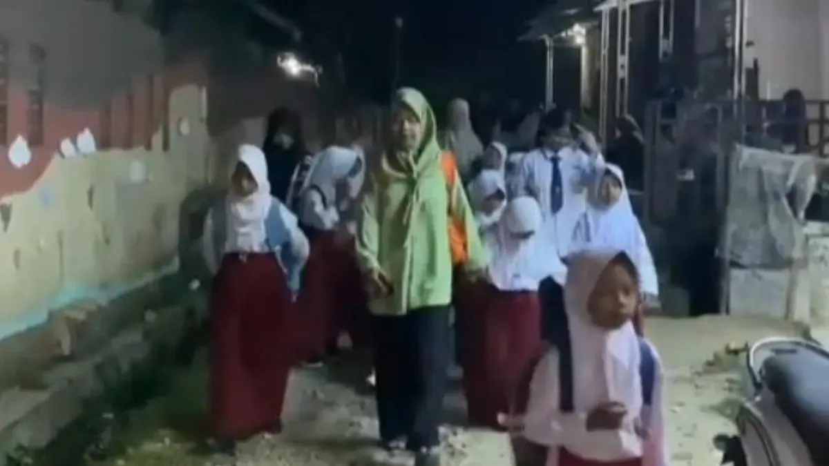 Suasana para siswa di Kabupaten Lebak, datang ke sekolah sejak waktu subuh demi mendapatkan bangku paling depan. (Sumber: Dok. Istimewa)