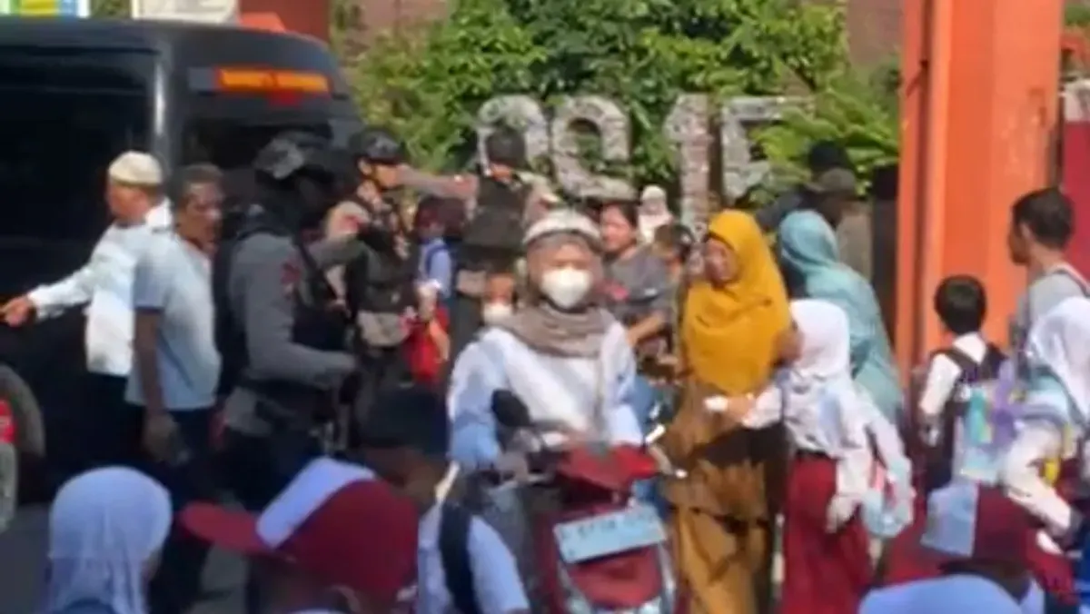 Tim Gegana Polri mendatangi SDN Srengseng Sawah 15 yang merupakan lokasi ancaman teror bom. (Sumber: Istimewa)