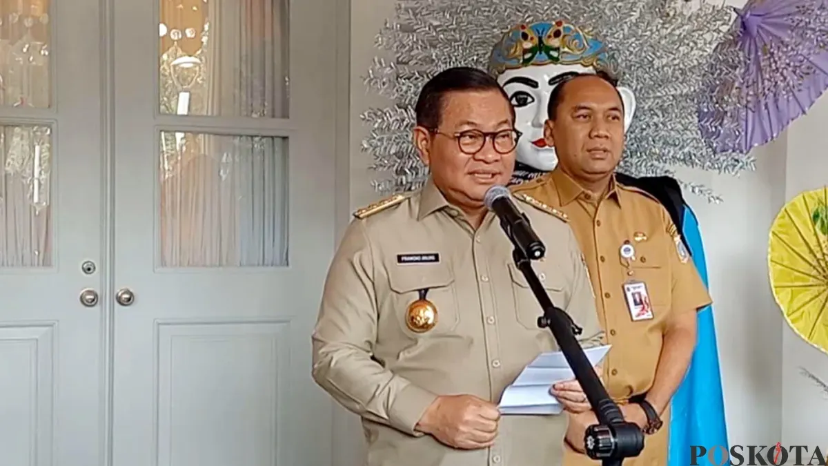 Gubernur DKI Jakarta Pramono Anung Wibowo saat memberikan keterangan pers di Balai Kota Jakarta, Senin, 13 Juli 2026. (Sumber: Poskota/ Ali Mansur)