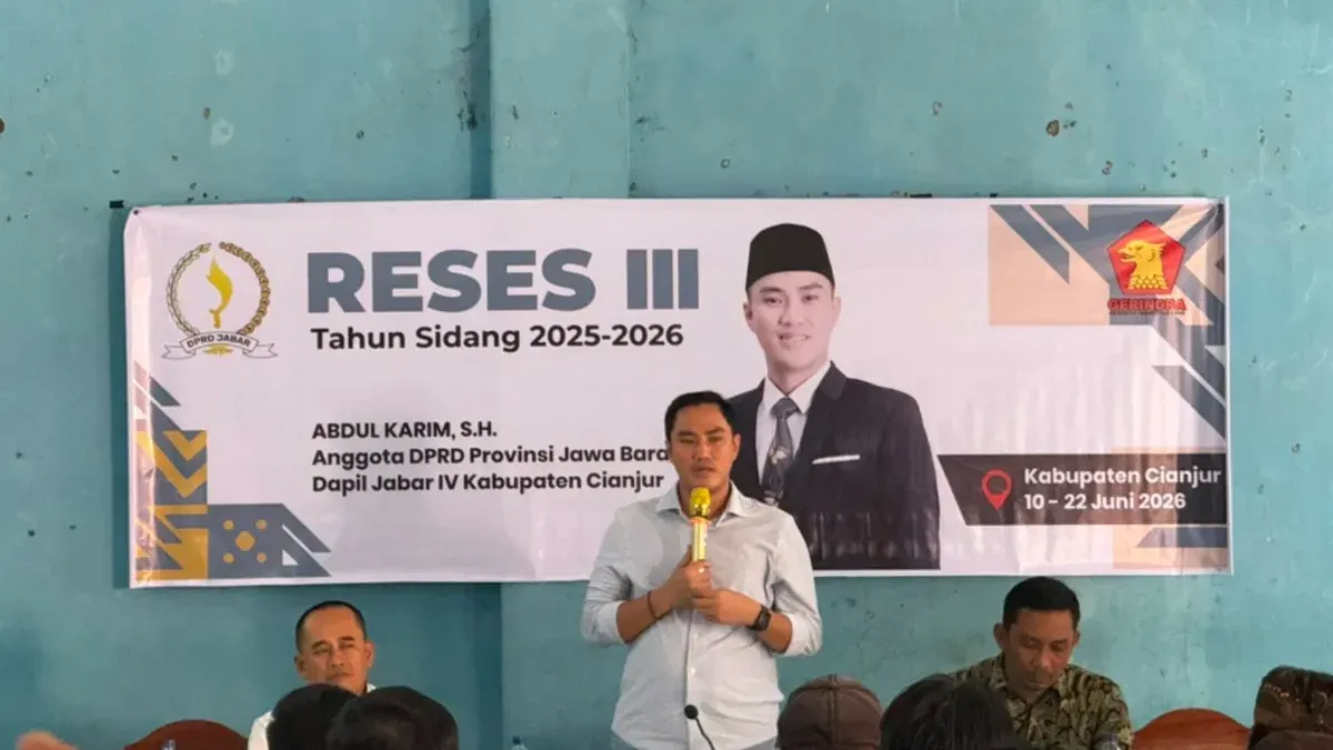 Anggota DPRD Provinsi Jawa Barat dari Fraksi Partai Gerindra, Abdul Karim, saat kegiatan Reses III Tahun Sidang 2025–2026 yang digelar di Aula Desa Wangunjaya, Rabu, 10 Juli 2026. (Sumber: Istimewa)
