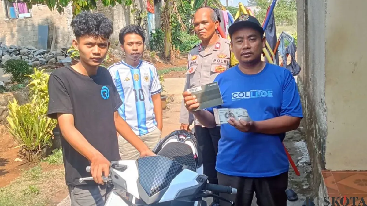 Bhabinkamtibmas Desa Kalisuren Aiptu Iwan mengembalikam motor hasil curian dibuang ke kebon singkong Desa Kalisuren berhasil dikembalikan ke pemilik korban. (Sumber: Poskota/Angga)