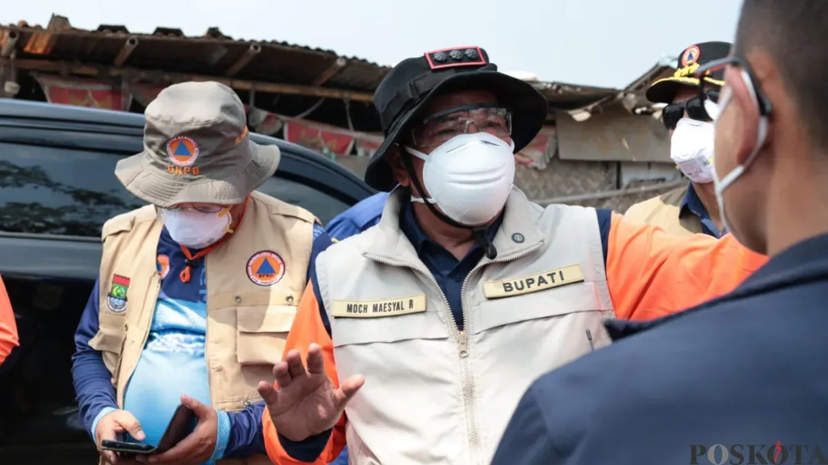 Bupati Tangerang, Maesyal Rasyid saat meninjau TPA Jatiwaringin. (Sumber: Poskota/Veronica)