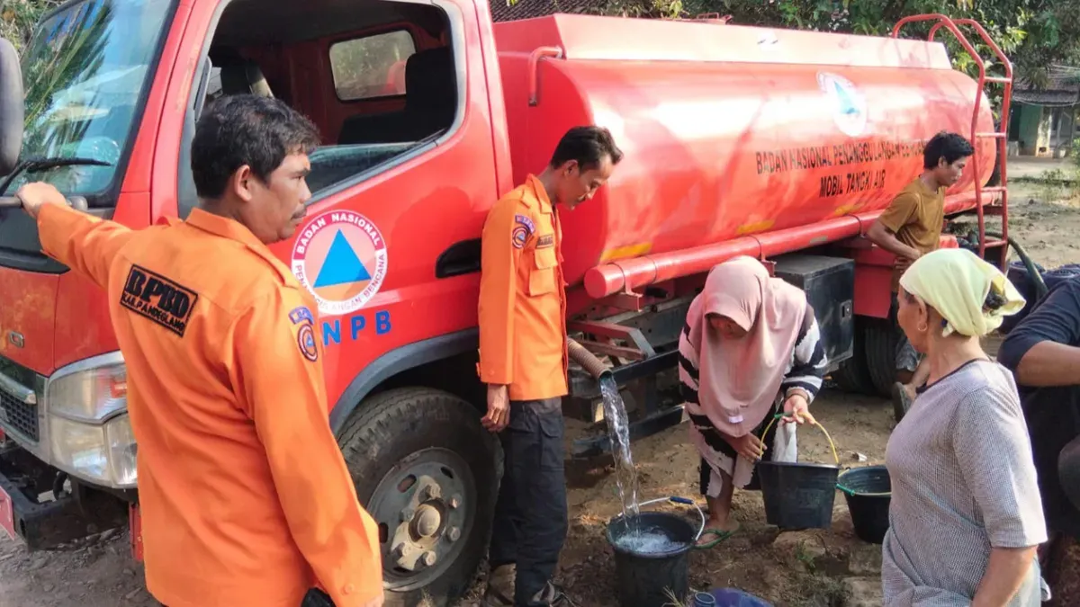 Tim dari BPBD-PK Pandeglang saat mendistribusikan bantuan air bersih di Kecamatan Angsana. (Sumber: BPBD-PK Pandeglang)