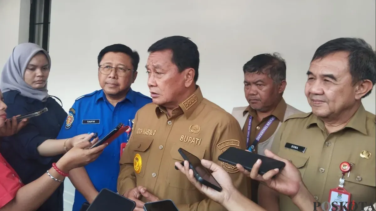 Bupati Tangerang, Maesyal Rasyid usai mengikuti rapat evaluasi penanganan kebakaran TPA Jatiwaringin. (Sumber: Poskota/Veronica)