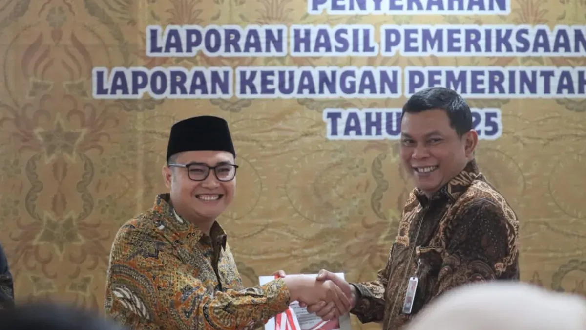 Potret Ketua DPRD Kabupaten Bogor , Sastra Winara (kiri) saat memperoleh opini Wajar Tanpa Pengecualian (WTP) atas laporan keuangan dari Badan Pemeriksa Keuangan (BPK). (Sumber: Istimewa)