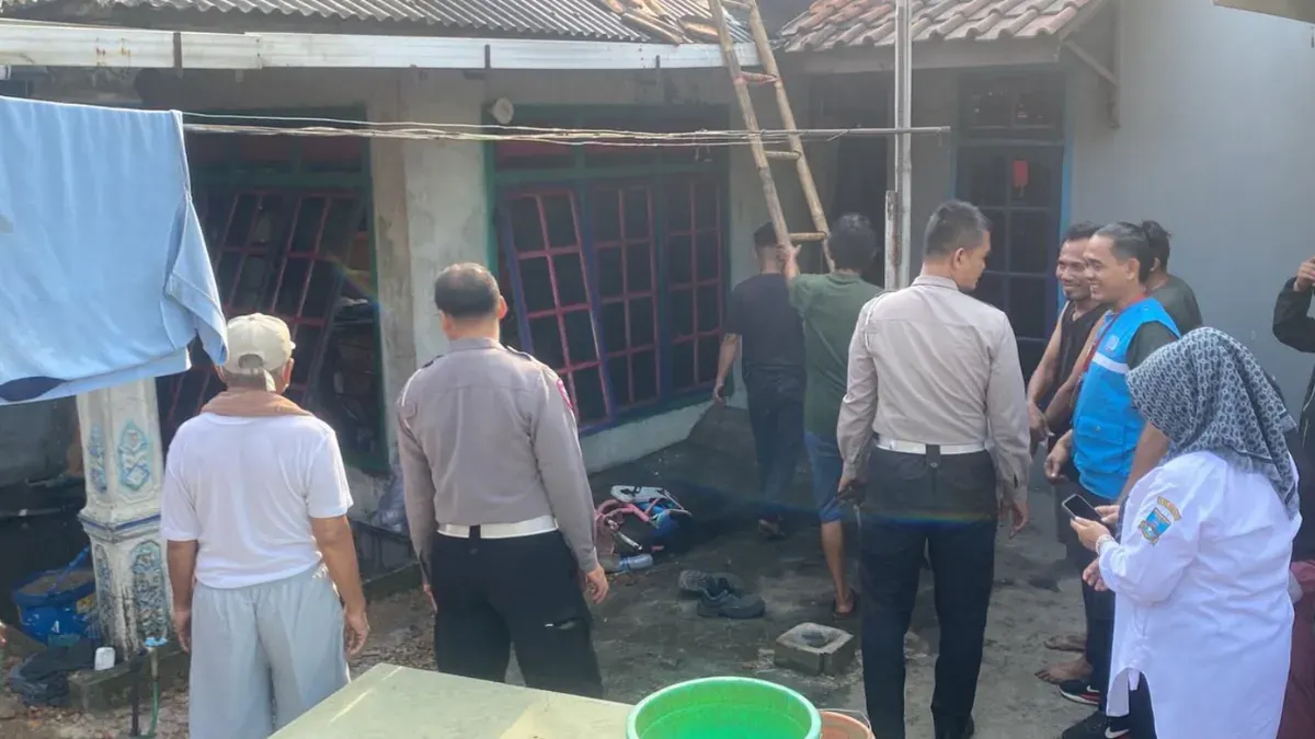 Petugas dibantu masyarakat berhasil padamkan api yang membakar rumah milik karyawan swasta. (Sumber: Polsek Cikande)