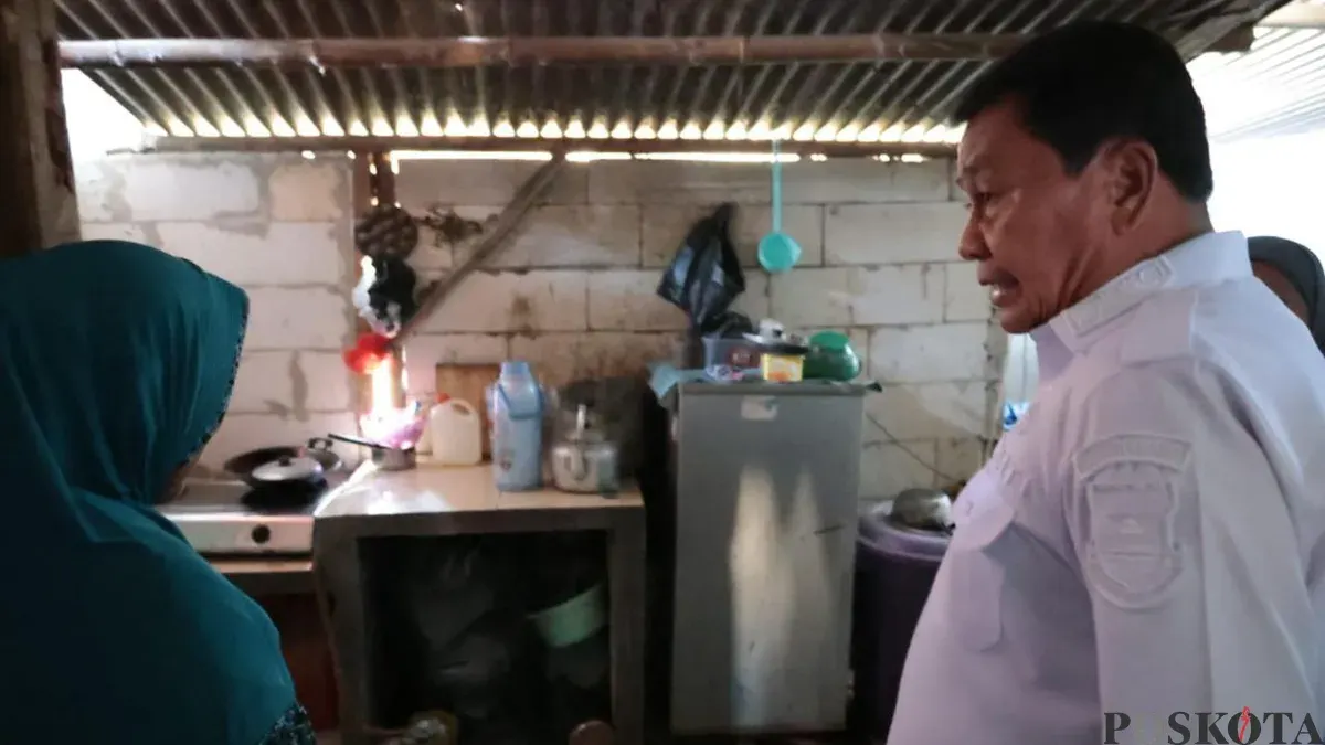 Bupati Tangerang, Maesyal Rasyid saat meninjau RTLH yang mendapatkan rehabilitasi. (Sumber: Poskota/Veronica Prasetio)