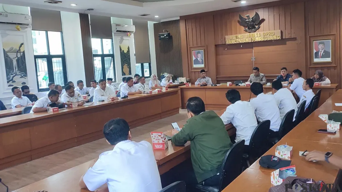 Puluhan PPPK Paruh Waktu saat beraudiensi dengan Komisi 1 DPRD Pandeglang. (Sumber: Poskota/Samsul Fatoni)