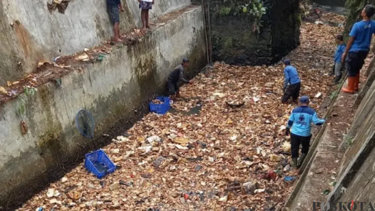 Tumpukan sampah steorofom menggunung di Kali Irigasi Krukut RW 03 dibersihkan petugas DLHK Kota Depok. (Sumber: Poskota/Angga)