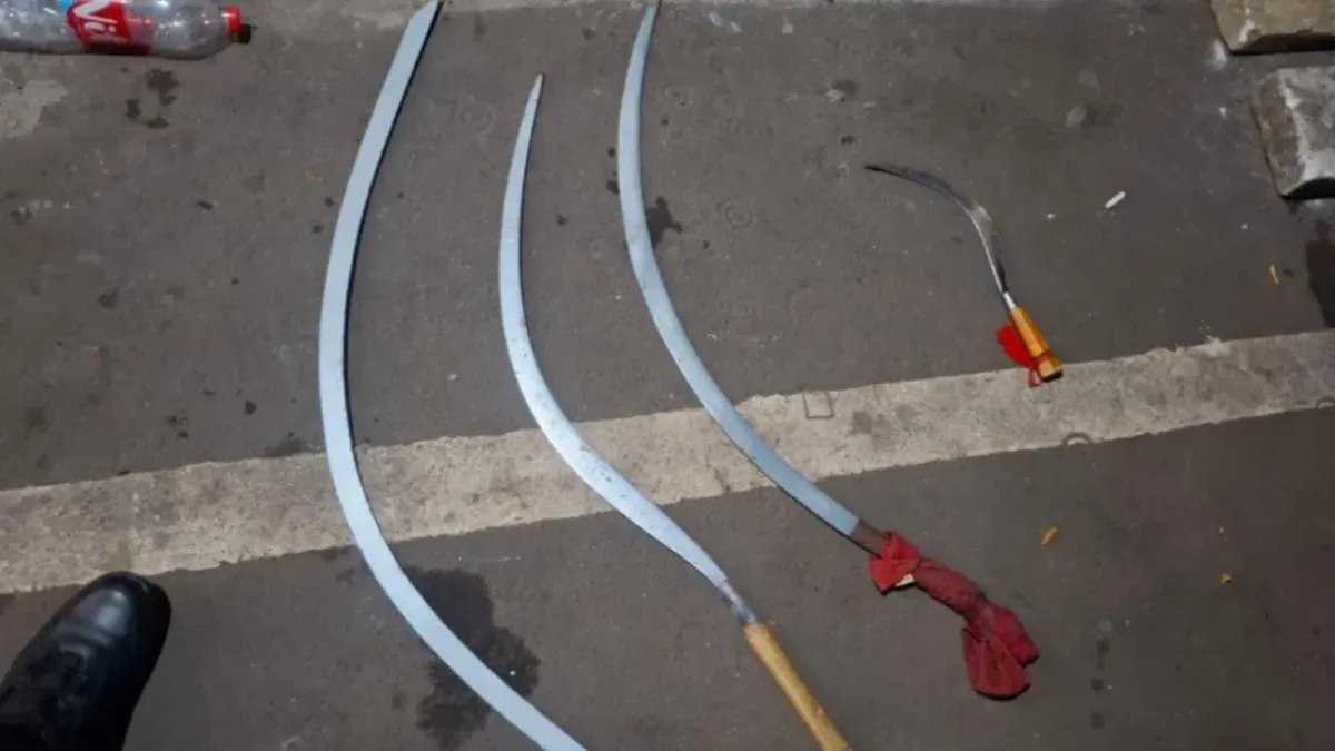 Barang bukti berupa senjata tajam yang diamankan dari para terduga pelaku aksi tawuran di Depok. (Sumber: Polda Metro Jaya)