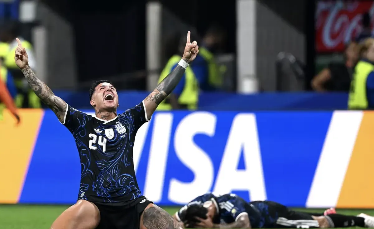 Pemain Timnas Argentina merayakan kemenangan 2-1 atas Inggris pada semifinal Piala Dunia 2026. Jersey biru tua kembali menjadi simbol kemenangan bersejarah La Albiceleste atas rival lamanya. (Sumber: FIFA)