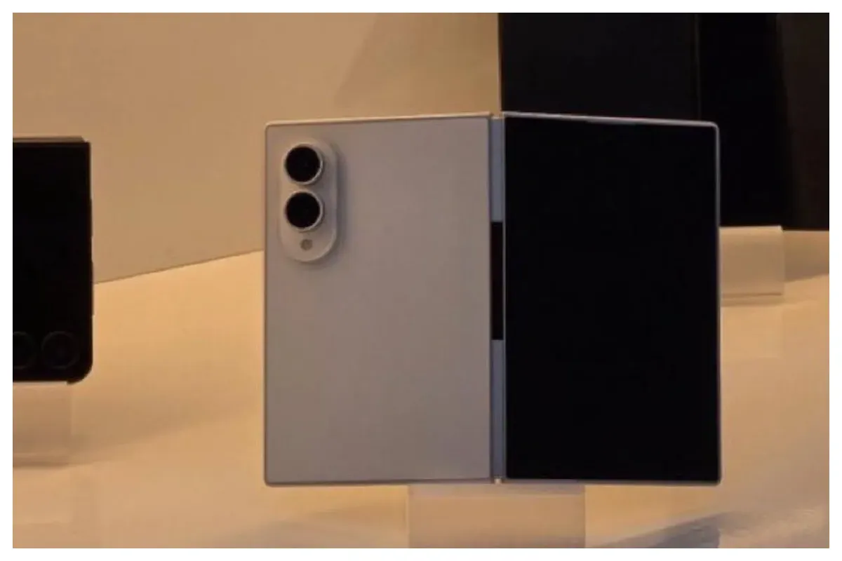 Bocoran Samsung Galaxy Z Fold 8 Ultra seiring jadwal rilis yang dikabarkan akan berlangsung pada Rabu, 22 Juli 2026. (Sumber: X/@esjaydoesdefi)