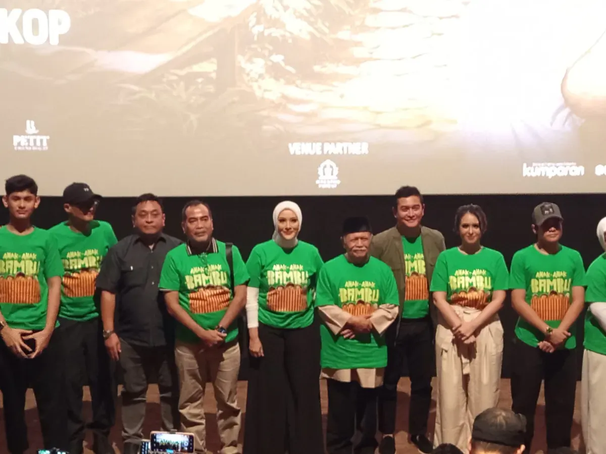 Aktris senior Elma Theana (tengah) bersama para pemain dan kru menghadiri peluncuran film Anak-Anak Bambu di XXI Epicentrum, Kuningan, Jakarta, Rabu (15/7/2026). (Sumber: Poskota | Foto: Deny Zainuddin)
