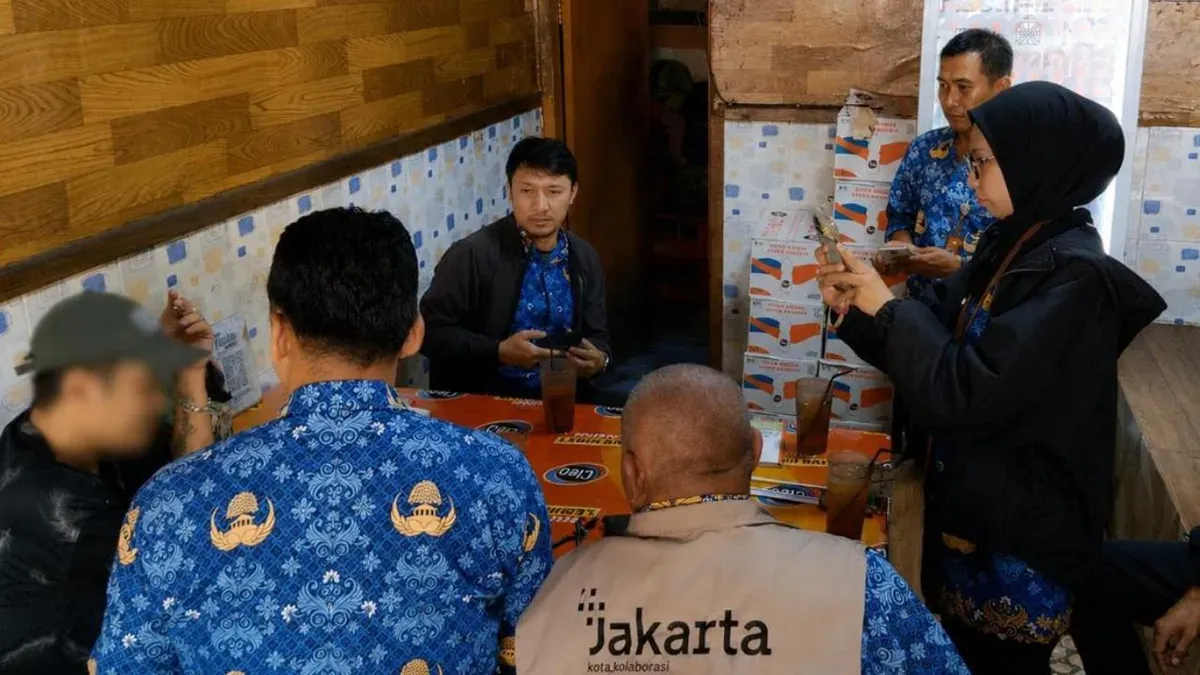Pelaku pembuang sampah di Jalan Cidodol Raya, Grogol Selatan, Kebayoran Lama, Jakarta Selatan, dijatuhi sanksi. (Sumber: Dok. DLH Jakarta)