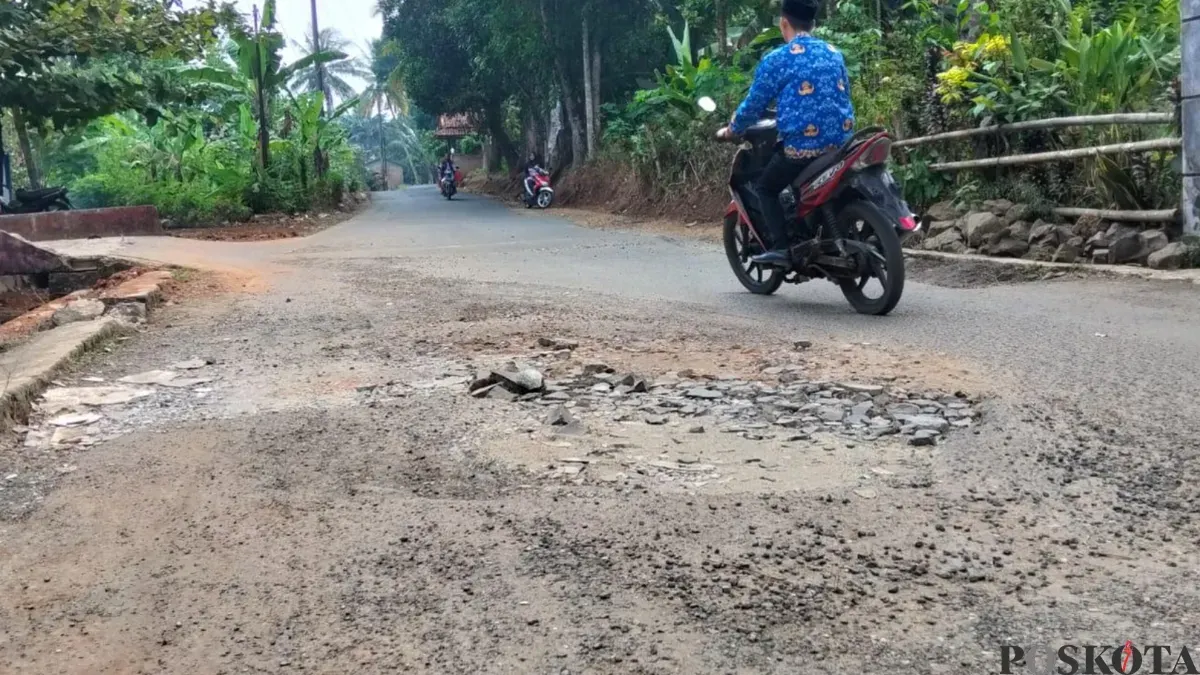 Ruas jalan Cimedang-Cisaat di Desa Alaswangi, Kecamatan Menes, Pandeglang, yang dibangun melalui program Bang Andra terlihat sudah rusak. (Sumber: Poskota/Samsul Fatoni)