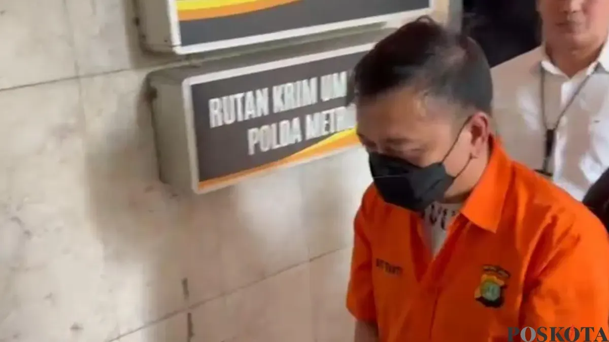 Tersangka dugaan kasus TPPU, Don Ritto digelandang di Polda Metro Jaya sebelum diserahkan ke Kejaksaan Agung, Jumat, 17 Juli 2026. (Sumber: Poskota/Ali Mansur)