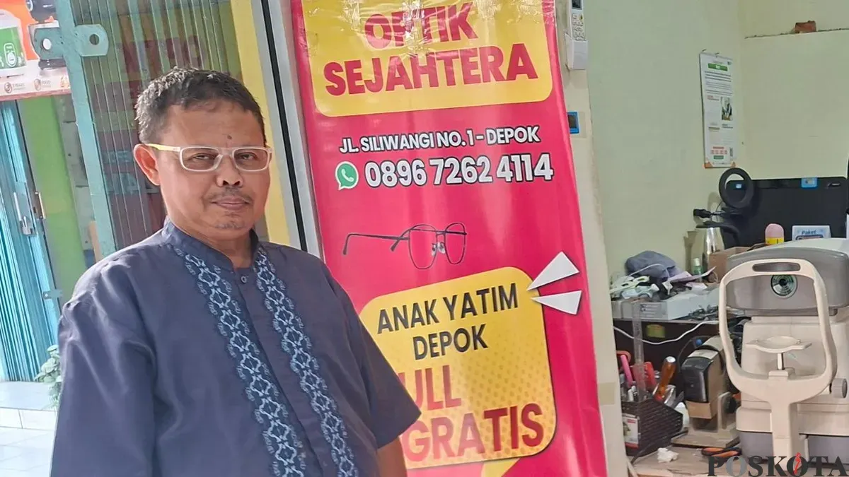 Optik Sejahtera di di Pancoran Mas, Kota Depok, membagikan kacamata gratis kepada para guru, Jumat, 17 Juli 2026. (Sumber: Poskota/Angga Pahlevi)