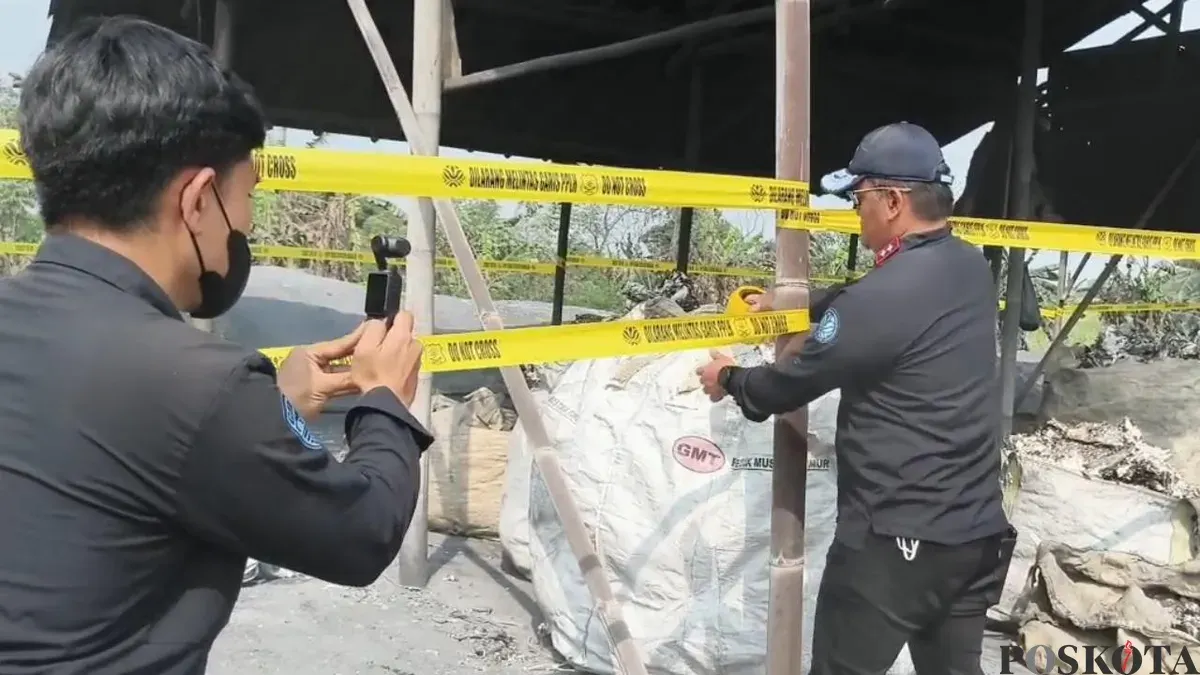 Petugas KLH menyegel pabrik pengolakan limbah aluminium film di Sindang Jaya, Kabupaten Tangerang. (Sumber: Poskota/Veronica Prasetio)