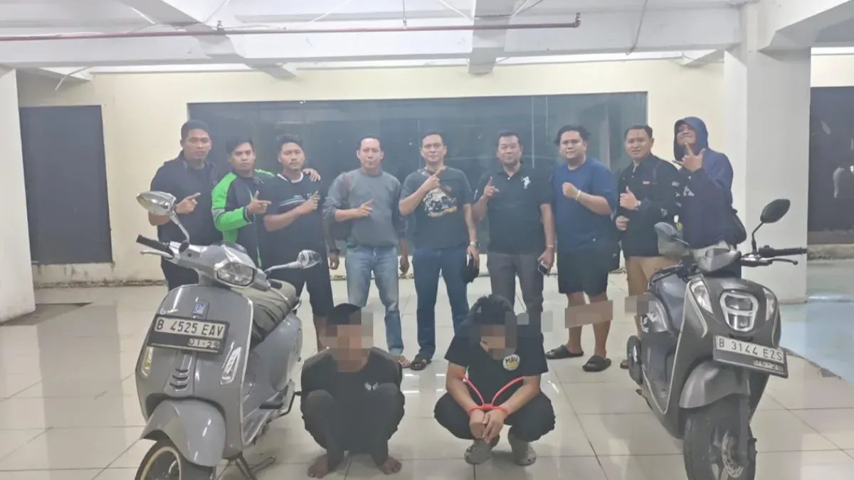 Potret dua pelaku curanmor beserta bukti motor curian diamankan polisi. (Sumber: Polres Metro Depok)