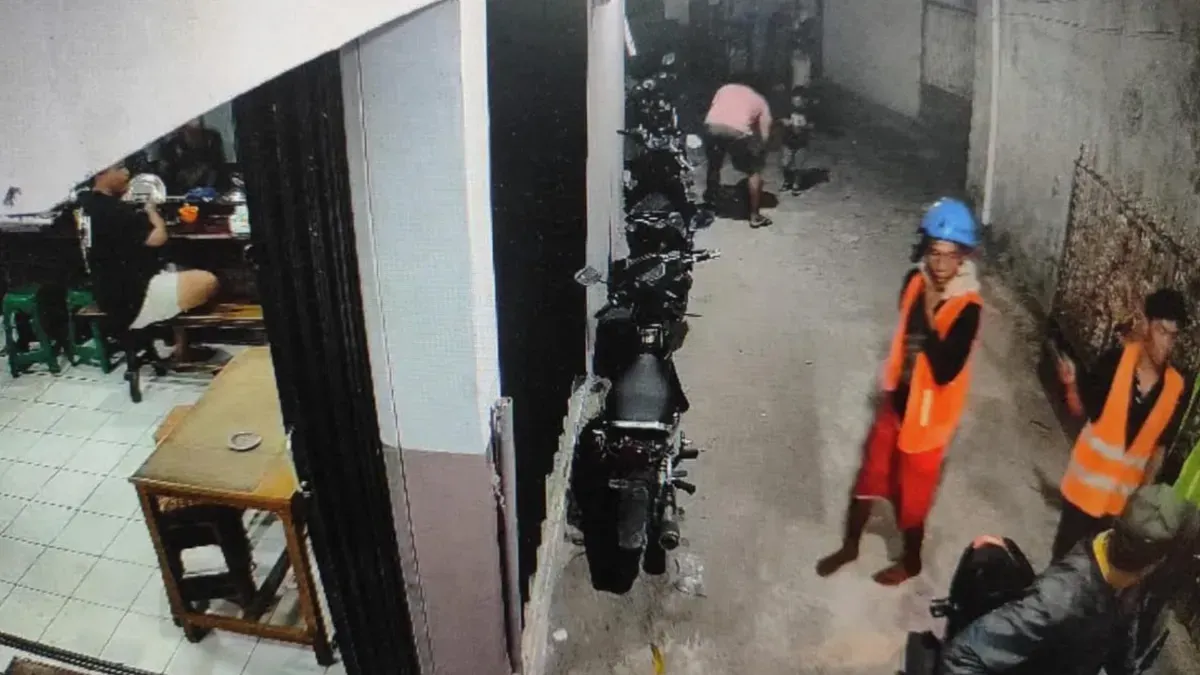 Para pelaku pencurian perangkat Base Transceiver Station (BTS) terekam kamera pengawas (CCTV). (Sumber: Bareskrim Polri)