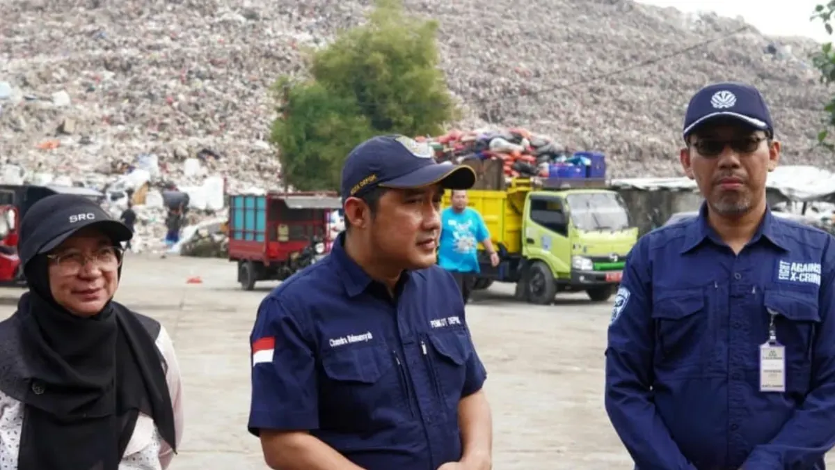 Wakil Wali Kota Depok, Chandra didampingi Kadis DLHK Reni Siti Nuraeni meninjai TPA Cipayung Pasca kebakaran, Jumat, 17 Juli 2026. (Sumber: Istimewa)