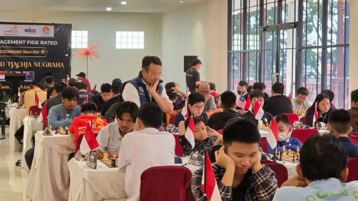 Potret Achmad Tjachja Nugraha saat memperhatikan para pecatur sedang bertanding di kompetisi Prof Achmad Tjachja Nugraha Cup. (Sumber: Istimewa)