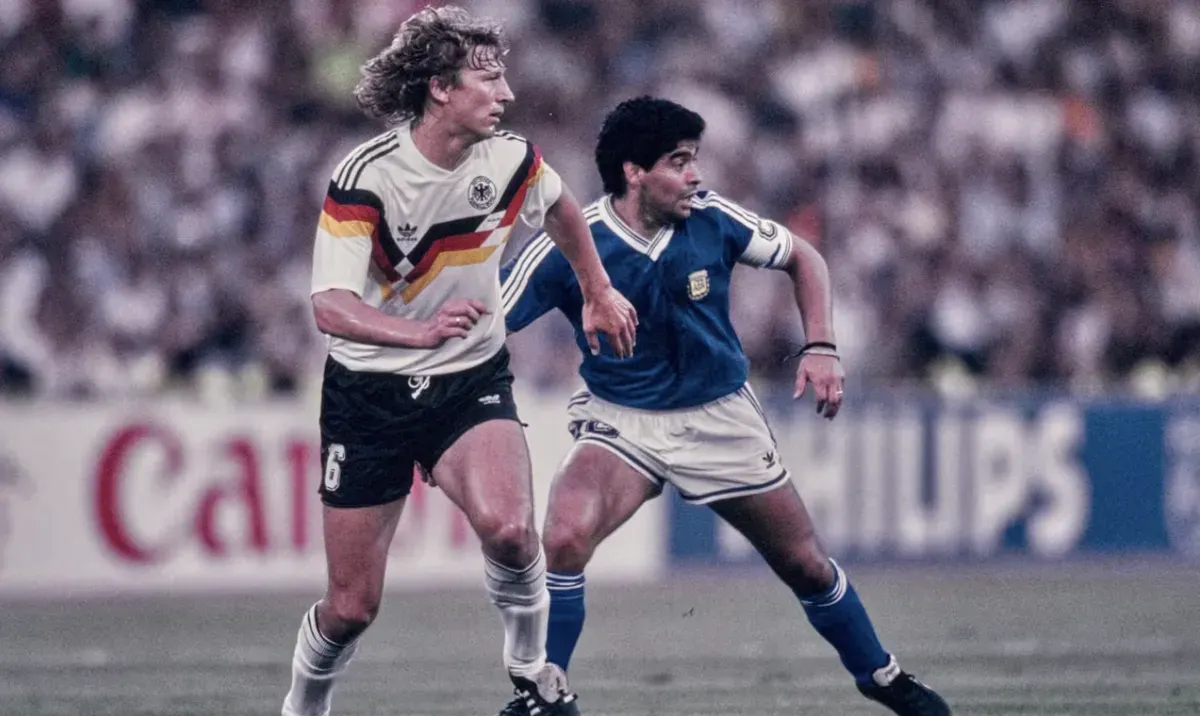 Bek Jerman Barat Guido Buchwald dengan tinggi 1,88 meter tersebut memainkan peran kunci dalam meredam ancaman dari seorang Diego Maradona. (Sumber: FIFA)
