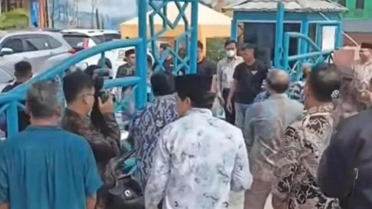 Tangkapan layar video dugaan penghalangan kegiatan Visitasi UIN Jakarta di Madrasah Pembangunan Pamulang, Tangerang Selatan. (Sumber: Istimewa)