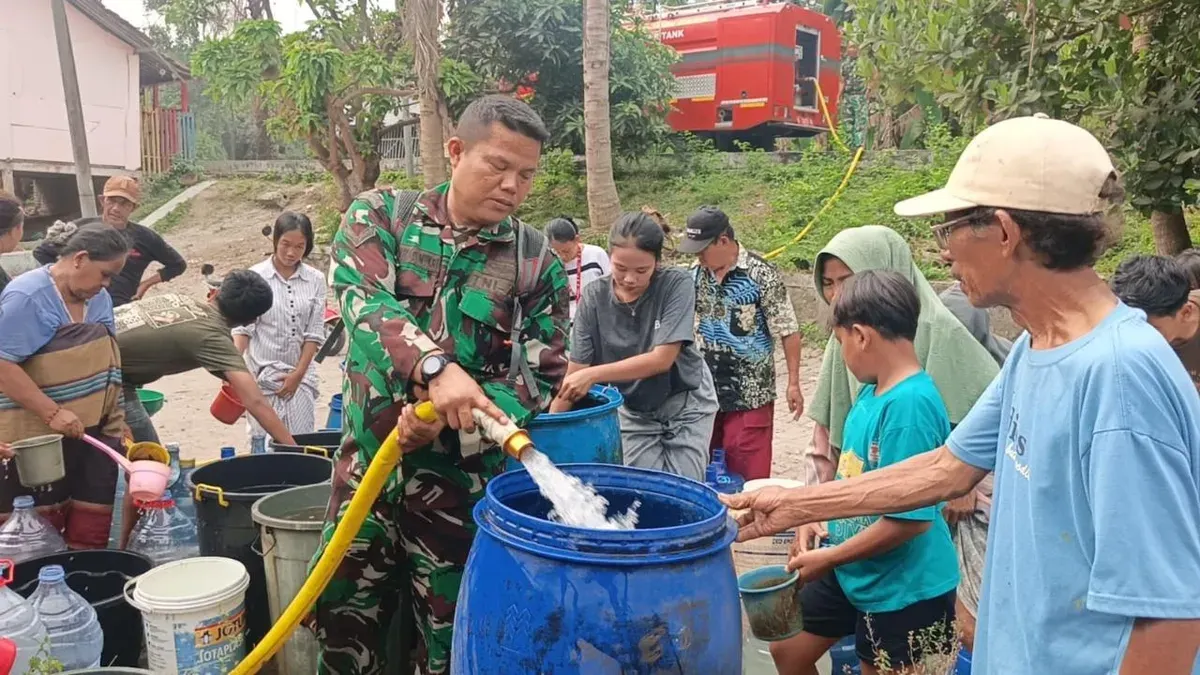 Personil Kodim 0602/Serang membagikan air bersih kepada warga terdampak kekeringan di Desa Cakung, Kecamatan Binuang, Kabupaten Serang. (Sumber: Dok. Istimewa)