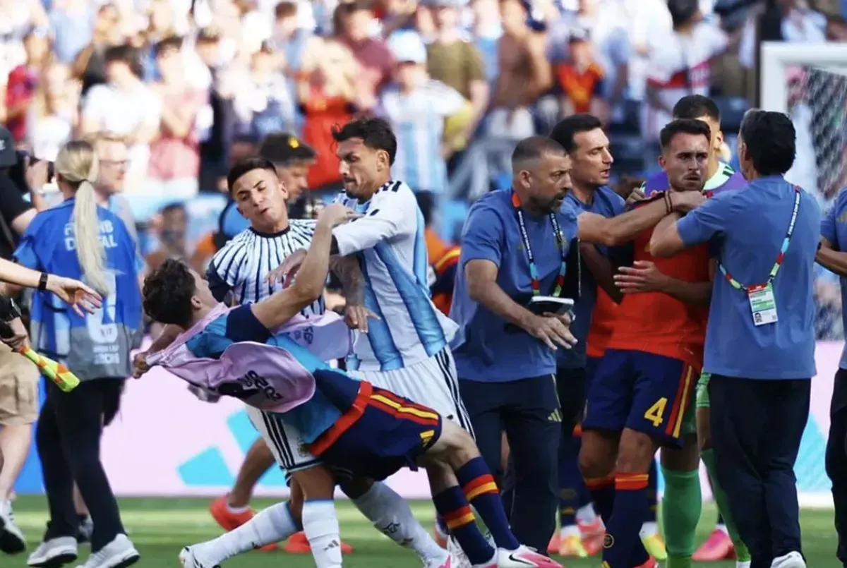 Keributan terjadi setelah final Piala Dunia 2026 antara Spanyol dan Argentina berakhir. Insiden melibatkan sejumlah pemain dari kedua tim setelah Spanyol menang 1-0 lewat gol Ferran Torres. (Sumber: X)