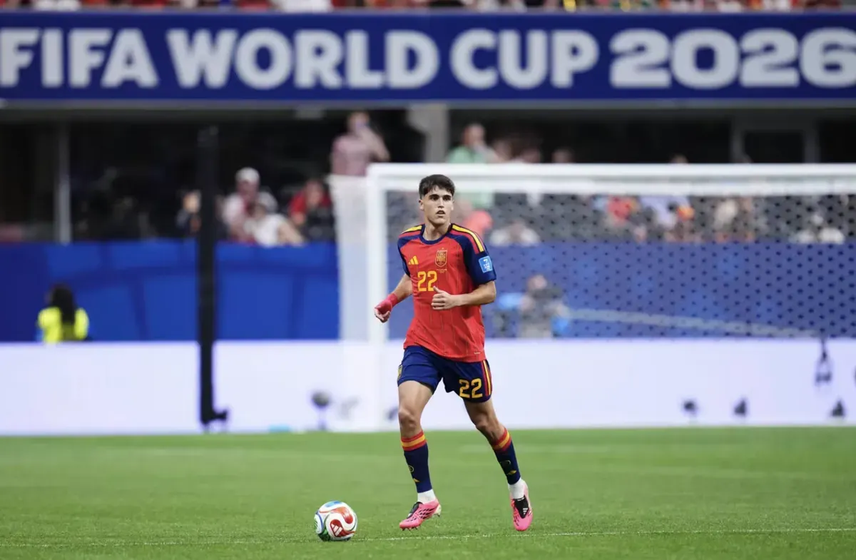 Pau Cubarsi menjadi pemain muda penting di lini belakang Spanyol dan meraih Penghargaan Pemain Muda Terbaik FIFA setelah membawa La Roja menjuarai Piala Dunia 2026. (Sumber: FIFA)