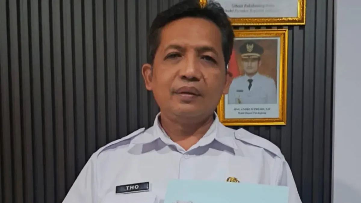 Kepala Disdikpora Pandeglang, Sutoto saat memperlihatkan surat teguran untuk sejumlah kontraktor. (Sumber: Istimewa)