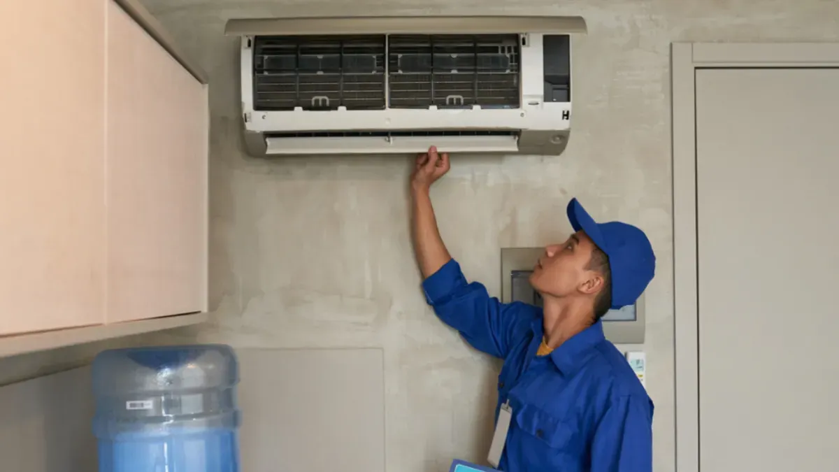 Teknisi sedang mengecek Air Conditioner (AC). (Sumber: Istimewa)