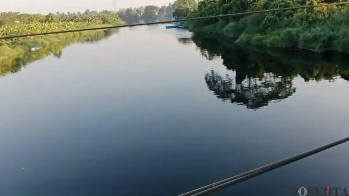 Kondisi Sungai Cisadane yang berwarna hitam akibat tercemar limbah pabrik. (Sumber: Poskota/Veronica)