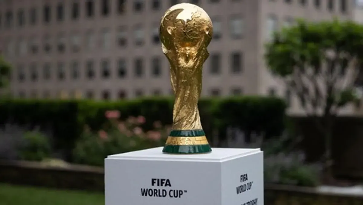 Trofi asli tetap menjadi milik FIFA dan tidak disimpan secara permanen oleh negara pemenang. (Sumber: FIFA)