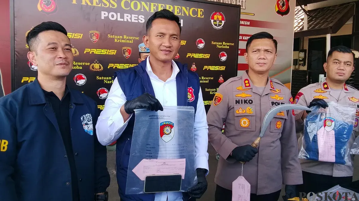 Jajaran Polres Cimahi menggelar perkara kasus begal kurir di Mako Polres Cimahi, Rabu, 22 Juli 2026. (Sumber: Poskota/Gatot Poedji Utomo)